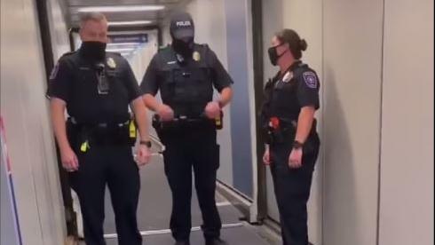 Von diesen Polizisten soll die Mutter aus dem Flugzeug eskortiert worden sein.