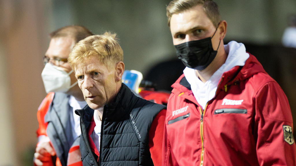 16.09.2021, Nordrhein-Westfalen, Aachen: CHIO, Springen, Nationenpreis: Der Reiter Marcus Ehning (2.v.r) aus Deutschland verlässt neben einem Sanitäter und Teammitglied den Platz, nachdem er auf dem Abreiteplatz vom Pferd gefallen war. Foto: Rolf Ven