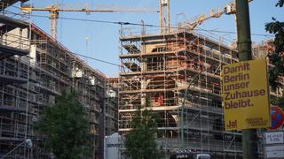 24.08.2021, Berlin: Ein Transparent der Bürgerinitiative «Deutsche Wohnen & Co. enteignen» hängt in der Nähe einer Baustelle, die sich auf dem Neubauprojekt "Am Tacheles" an der Oranienburger Straße befindet. In der heute stattfindenden Sitzung des Berliner Senats soll es unter anderem um das Thema Wohnungsbau in Berlin gehen. Foto: Jörg Carstensen/dpa +++ dpa-Bildfunk +++