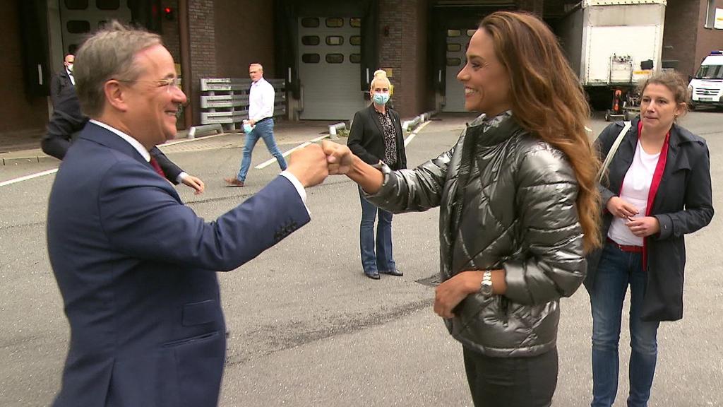 CDU-Kanzlerkandidat Armin Laschet begrüßt RTL-Reporterin Franca Lehfeldt.