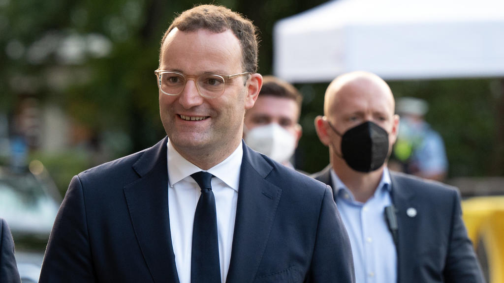13.09.2021, Nordrhein-Westfalen, Düsseldorf: Jens Spahn (CDU), Bundesgesundheitsminister, kommt zu Fuß zum Ständehaus. Spahn war Gast des Ständehaustreffs der Rheinischen Post. Foto: Federico Gambarini/dpa +++ dpa-Bildfunk +++