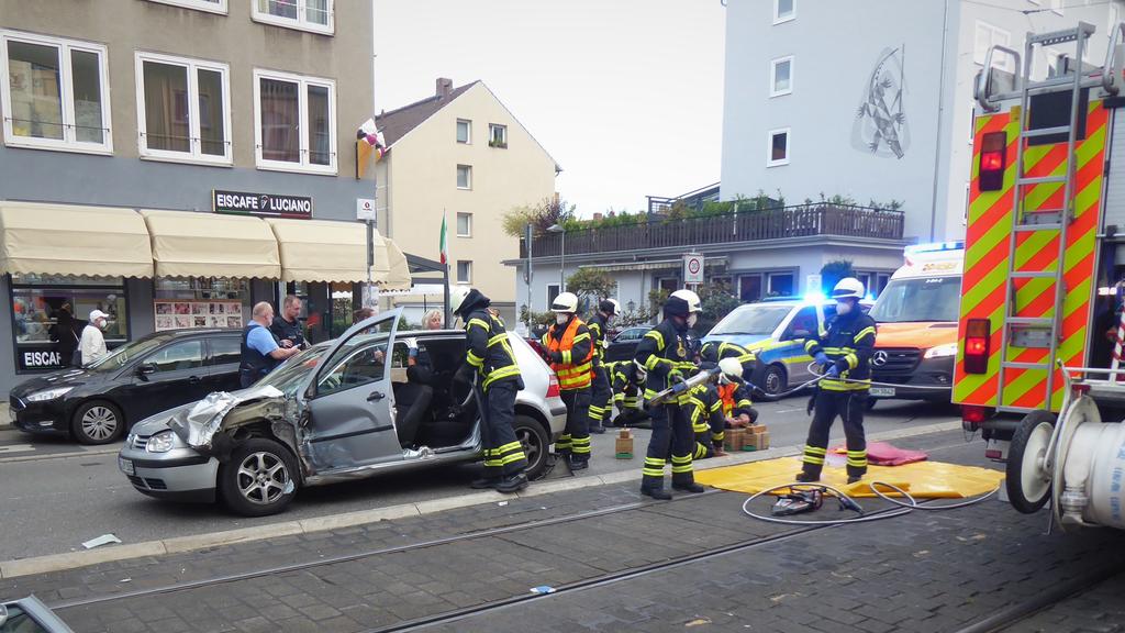Unfall in Kassel: Die Feuerwehr musste die Türen des VW Golf entfernen, um den Fahrer aus dem Auto zu befreien.