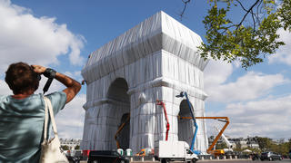  210916 -- PARIS, Sept. 16, 2021 -- A man takes photos of the wrapped Arc de Triomphe before an inauguration in Paris, France, on Sept. 16, 2021. The entire Arc de Triomphe at the top of the Champs-Elysees in Paris is to stay wrapped in fabric for two weeks, an art installation conceived by the late artist Christo and inaugurated on Thursday by French President Emmanuel Macron. The 50-meter high, 45-meter long and 22-meter wide monument built by Napoleon, is now wrapped head to toe in 25,000 square metres of recyclable silvery-blue fabric and 3,000 meters of red rope.  FRANCE-PARIS-ARC DE TRIOMPHE-FABRIC-WRAPPING GaoxJing PUBLICATIONxNOTxINxCHN
