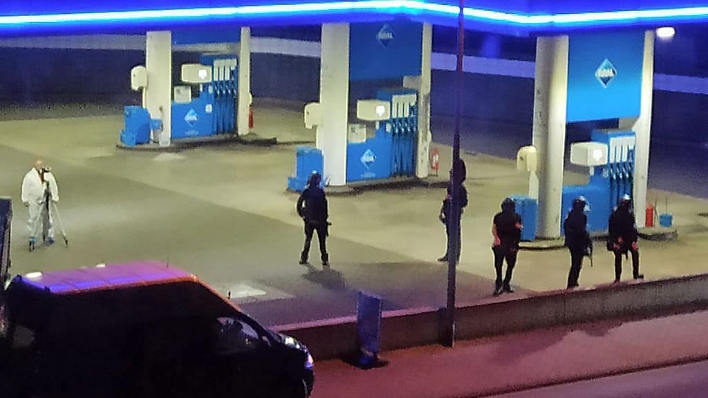 19.09.2021, Rheinland-Pfalz, Idar-Oberstein: Polizisten sichern eine Tankstelle. Ein Angestellter der Tankstelle ist in Idar-Oberstein in Rheinland-Pfalz von einem mit einer Pistole bewaffneten Mann erschossen worden. Die beiden Männer waren am Samst