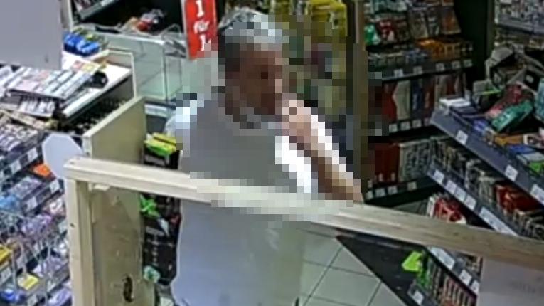 Am Sonntagmorgen veröffentlichte die Polizei Trier weitere Fotos, die den mutmaßlichen Täter bei der Tat um 21.20 Uhr in der Aral-Tankstelle Idar-Oberstein zeigen. Nun wurde ein tatverdächtiger Mann festgenommen.