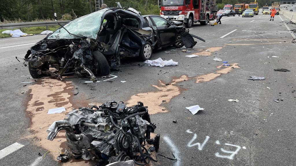 19.09.2021, Hessen, Friedberg: Die Autobahn 5 gleicht nach nach einem Unfall einem Trümmerfeld. Bei dem schweren Verkehrsunfall auf der A 5 bei Friedberg sind der Polizei zufolge mindestens vier Menschen getötet worden. Zudem seien mehrere Menschen v
