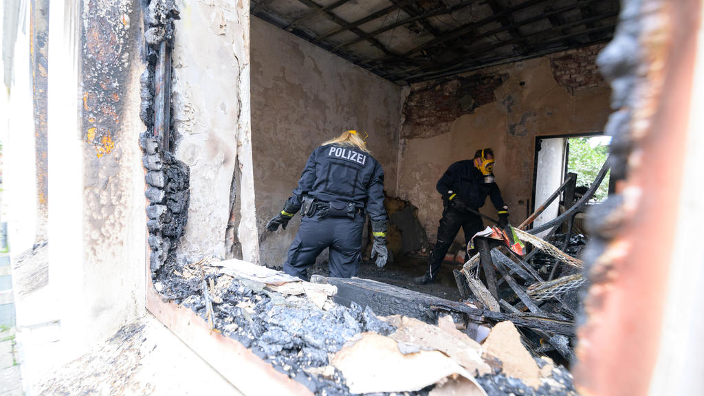 19.09.2021, Hamburg: Zwei Brandermittler der Polizei arbeiten in der zerstörten Brandwohnung. Bei einem Wohnungsbrand in Hamburg-Harburg sind am frühen Sonntagmorgen zwei Menschen ums Leben gekommen. Eine weitere Person sei lebensgefährlich verletzt