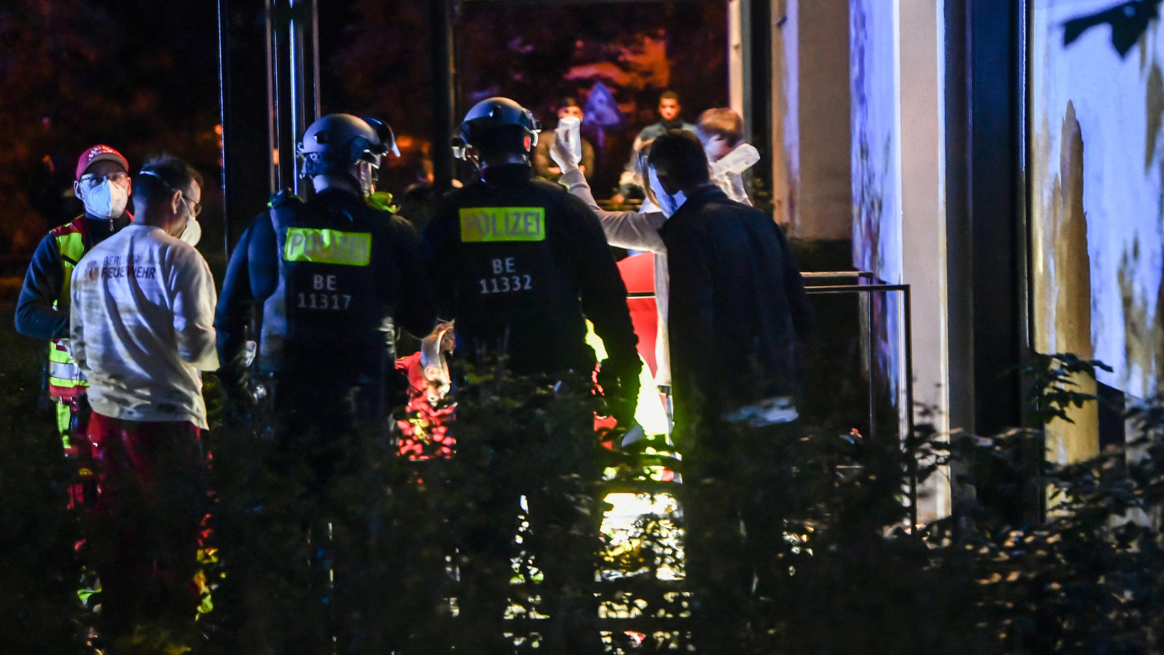 20.09.2020, Berlin: Polizisten und Sanitäter versorgen einen Mann, der mit Schussverletzungen vor einem Haus in der Kölpitzer Straße liegt. Bereits zuvor wurde nur wenige Straßen entfernt in der Skandinavischen Straße ebenfalls ein niedergeschossener