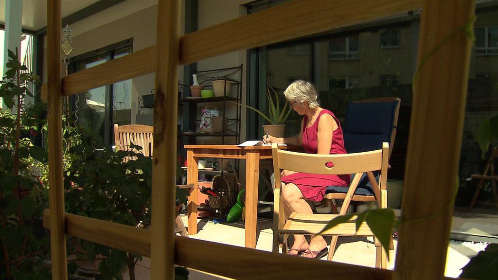 Freiraum und Zeit für sich: Auf ihrer Terrasse im "Zusammenhaus" in Darmstadt fühlt sich Barbara Mansfeld wohl.