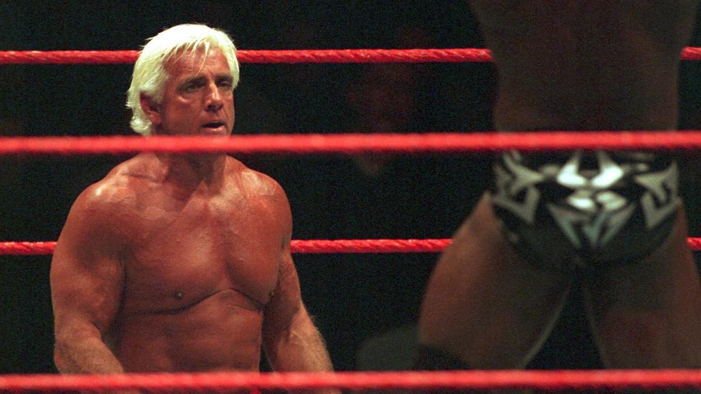 Bildnummer: 00538978 Datum: 01.05.2002 Copyright: imago/KolvenbachNatureboy Ric Flair (li.) schaut zum überlegenen Booker T (beide USA); Show, Spektakel, Showkampf, Vneg, hoch, unterwerfen, knien, Boden, überlegen, Freud, Leid WWF 2002, Catchen, Ca