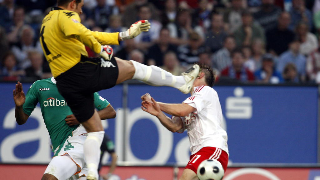 ARCHIV - 07.05.2008, Hamburg: Fußball, Bundesliga, Hamburger SV - SV Werder Bremen, HSH Nordbank-Arena: Der Hamburger Ivica Olic und der Bremer Torwart Tim Wiese kämpfen um den Ball. (zu dpa «Die Geschichte des Nordderbys: Werder und HSV in Hassl