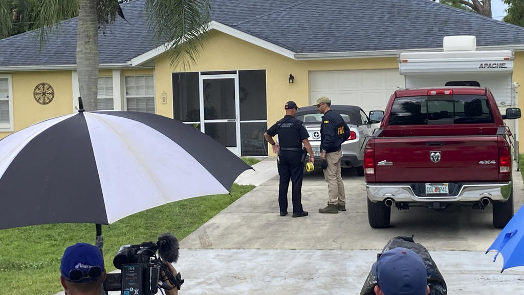 20.09.2021, USA, North Port: Beamte der Strafverfolgungsbehörden untersuchen das Haus eines jungen Mannes, der im Zusammenhang mit dem Verschwinden seiner Freundin Gabby Petito verhört werden soll. Die Beamten hatten einen Durchsuchungsbefehl für das