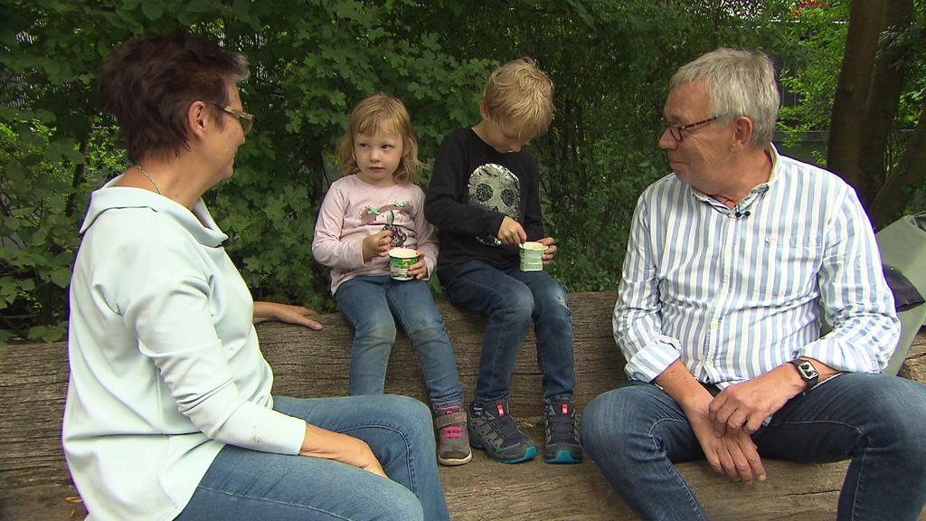 Wunschgroßeltern essen Eis mit Ersatzenkelkindern