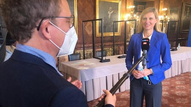 RTL Nord Reporter vor Ort bei der Landespressekonferenz.