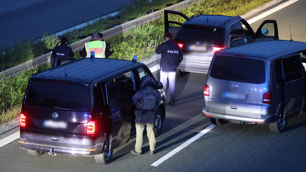 21.09.2021, Bayern, Hilpoltstein: Polizisten stehen mit ihren Fahrzeugen auf der Autobahn 9. Wegen eines mutmaßlich bewaffneten Passagiers in einem Reisebus hat die bayerische Polizei die Autobahn 9 zwischen den Anschlussstellen Hilpoltstein und Gred
