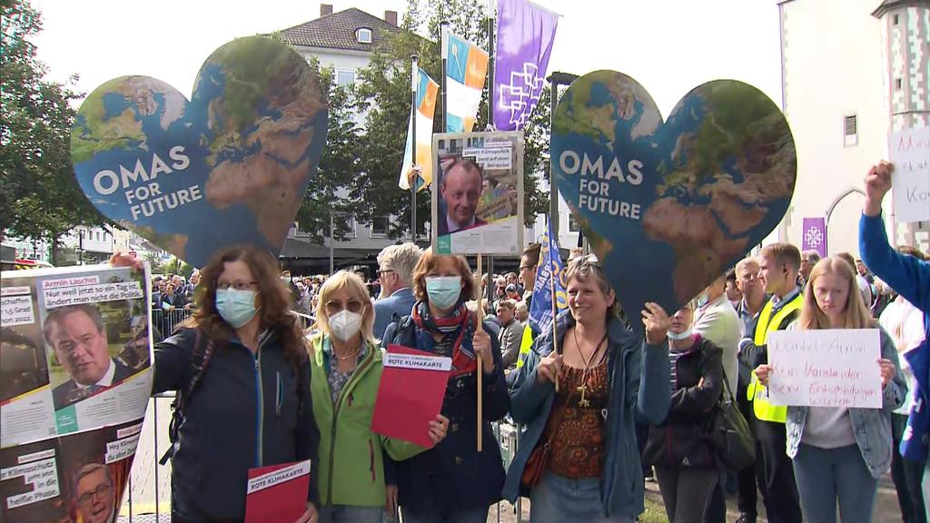 'Omasfor future' demonstrierten gegen den CDU-Wahlkampf in Gießen. Sie fordern eine konsequentere Klimapolitik.