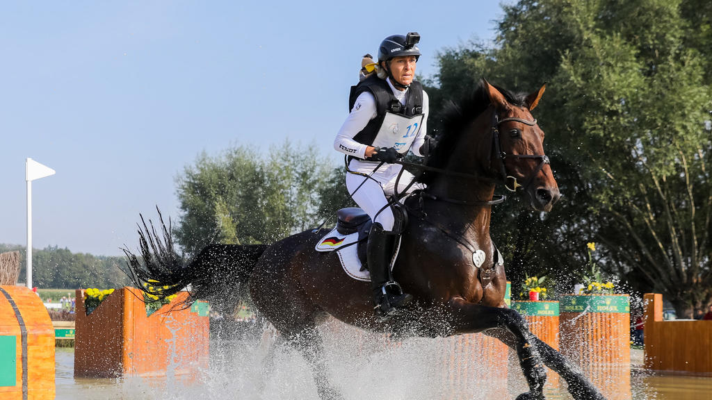 18.09.2021, Nordrhein-Westfalen, Aachen: CHIO, Vielseitigkeit, Geländeprüfung (Cross-Country): Die Reiterin Ingrid Klimke aus Deutschland auf ihrem Pferd "EQUISTROS SIENA JUST DO IT" überspringt ein Hindernis. Foto: Rolf Vennenbernd/dpa +++ dpa-Bildf