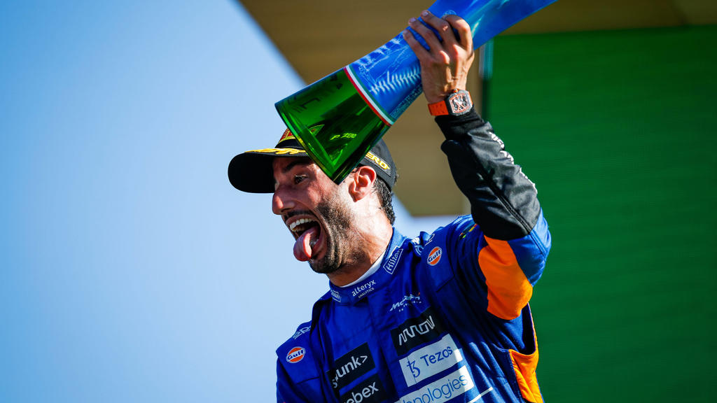 RICCIARDO Daniel aus, McLaren MCL35M, portrait celebrating victory on the podium during the Formula 1 Heineken Gran Premio D italia 2021, Italian Grand Prix, 14th round of the 2021 FIA Formula One World Championship, WM, Weltmeisterschaft from Septe