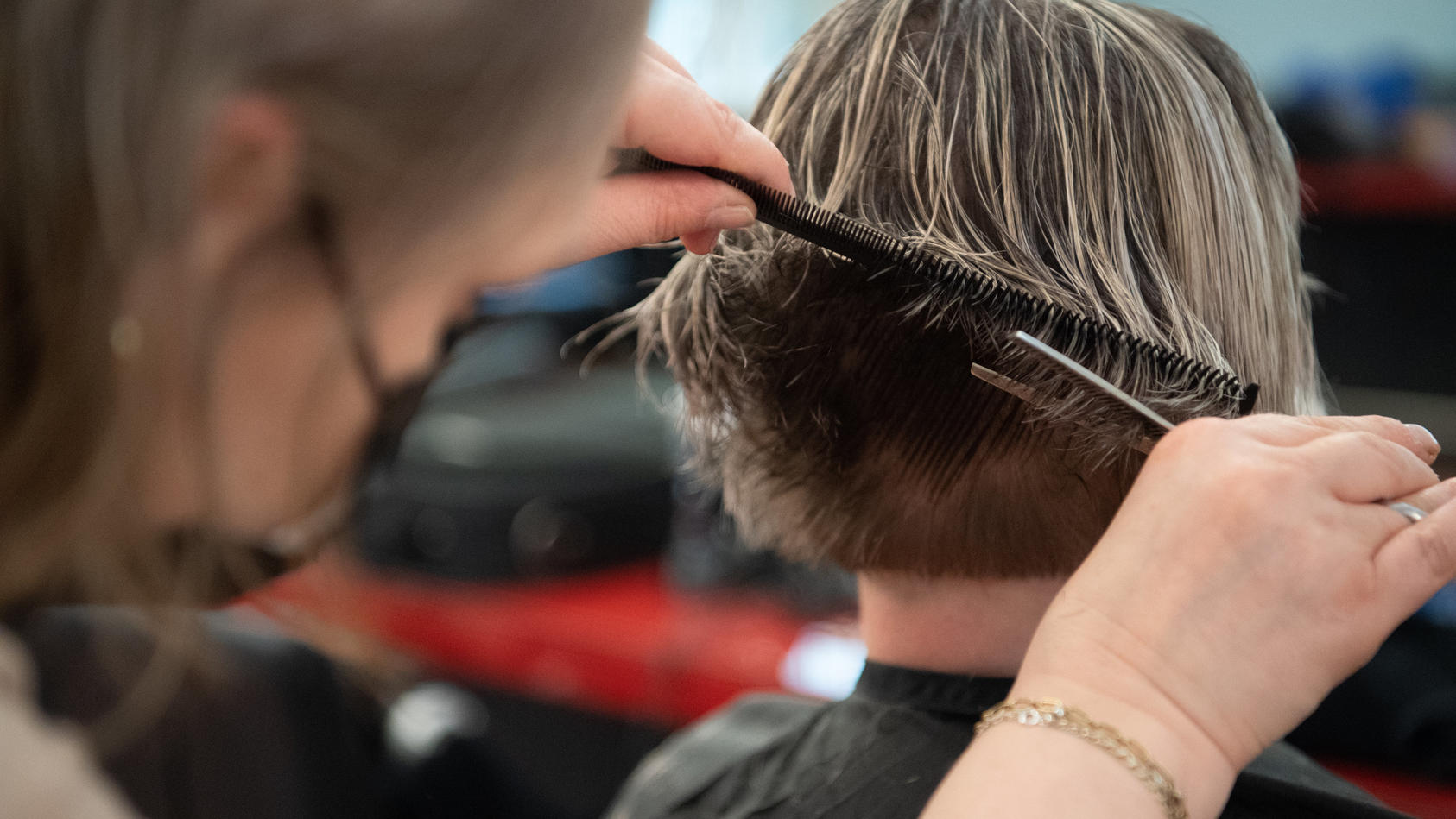 ARCHIV - 30.04.2021, Berlin: Eine Friseurin schneidet einer Kundin die Haare in einem Friseursalon. (zu dpa «Statistisches Bundesamt zu Beschäftigten und Umsatz im Handwerk, 2. Quartal 2021») Foto: Magdalena Troendle/dpa +++ dpa-Bildfunk +++