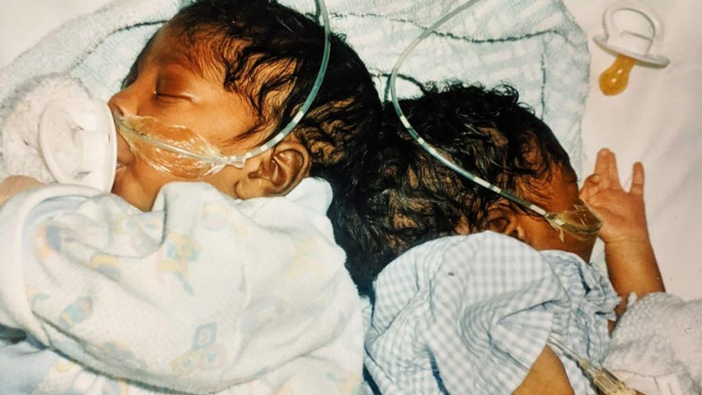 Eman und Sanchia als Babys