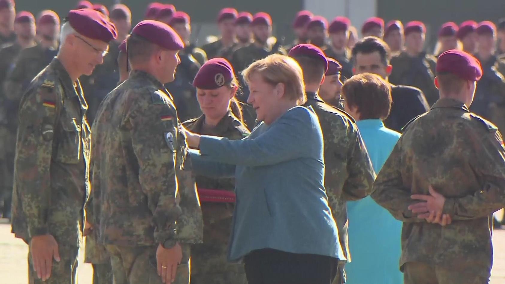Bundeskanzlerin Angela Merkel zeichnet Soldaten für ihren Afghanistan-Einsatz aus.