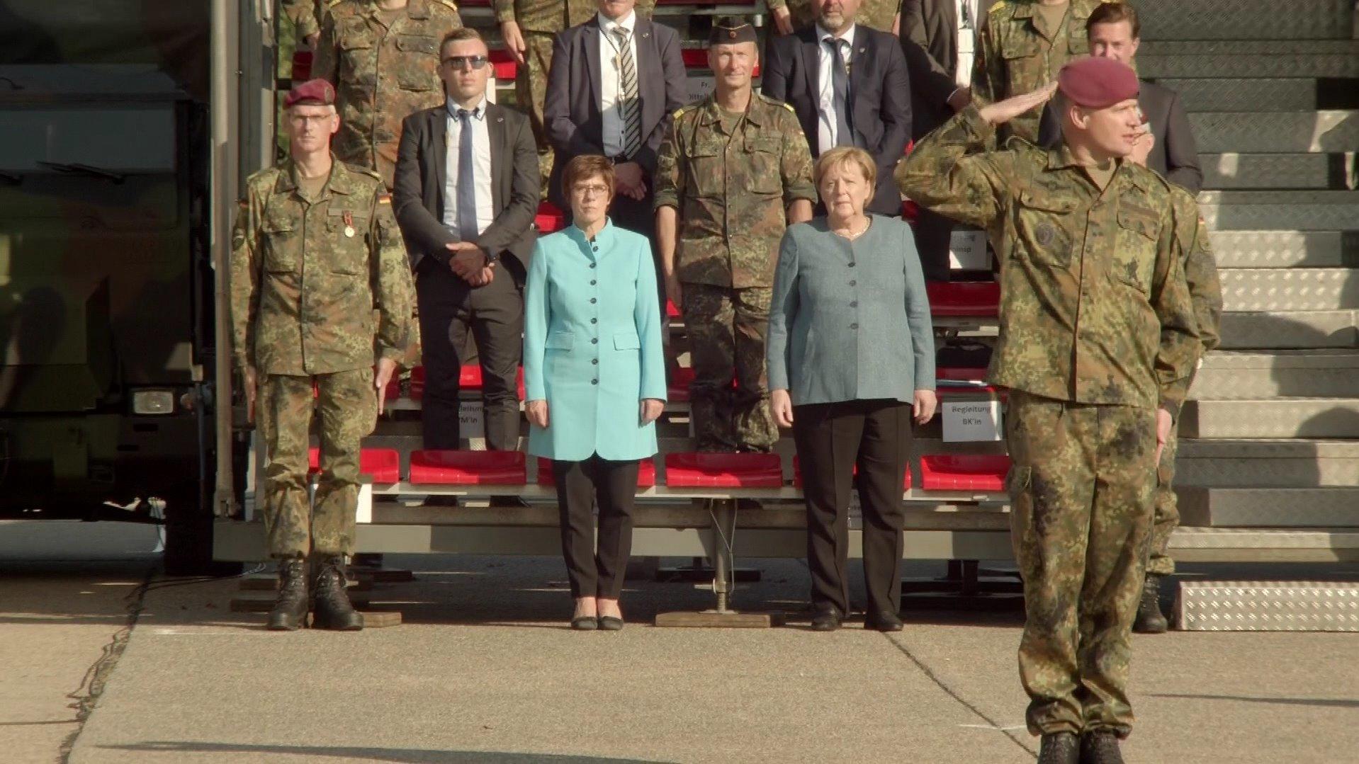 Verteidigungsministerin Kramp-Karrenbauer und Kanzlerin Merkel lobten den Einsatz der Soldaten.