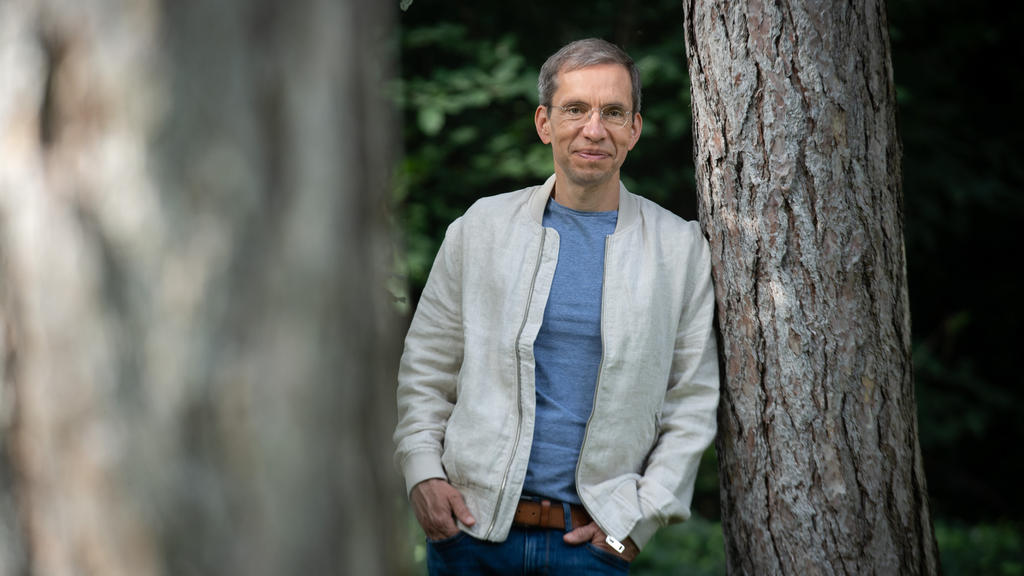 PRODUKTION - 14.09.2021, Hessen, Frankfurt/Main: Jens Söring steht im Palmengarten in Frankfurt und hält sein Buch «Rückkehr ins Leben» in der Hand. Der Sohn eines deutschen Diplomaten war in den USA wegen Doppelmordes zu lebenslanger Haft verurteilt