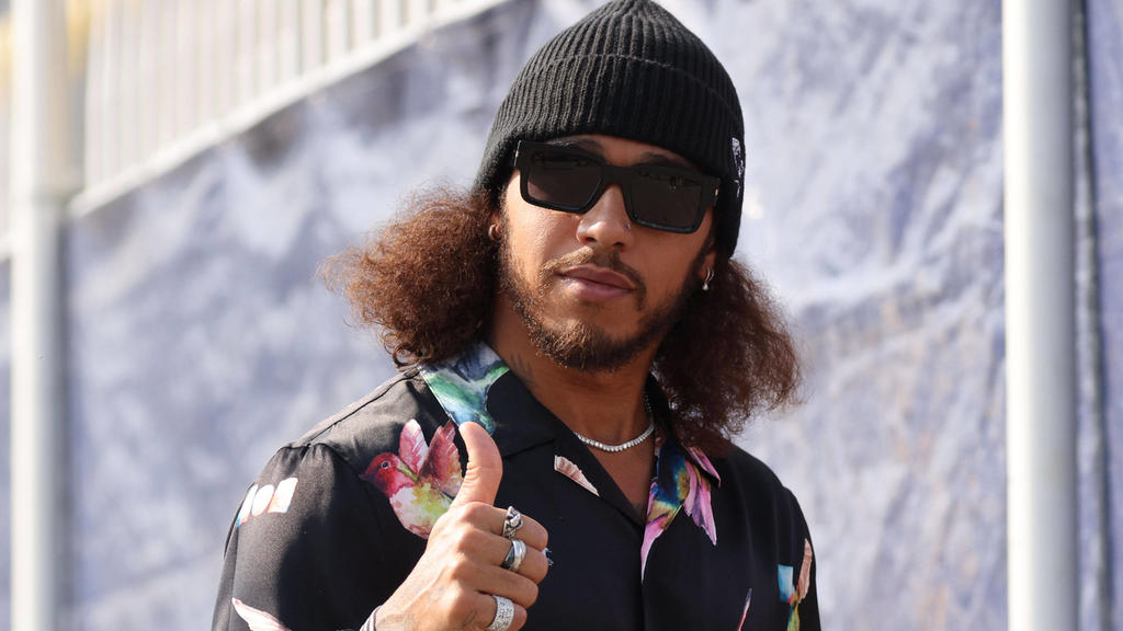 Lewis Hamilton ganz entspannt im Paddock.