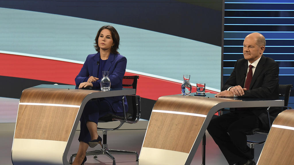 Candidates for the upcoming German election attend a final televised debate in Berlin, Thursday Sept. 23, 2021, ahead of the election on Sunday. Annalena Baerbock, Green Party co-leader, left, and Olaf Scholz, Finance Minister and SPD candidate. (Tob