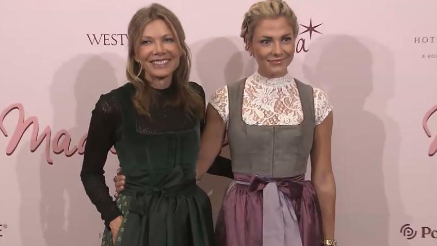 Ursula Karven und Valentina Pahde auf der Madlwiesn in Berlin.
