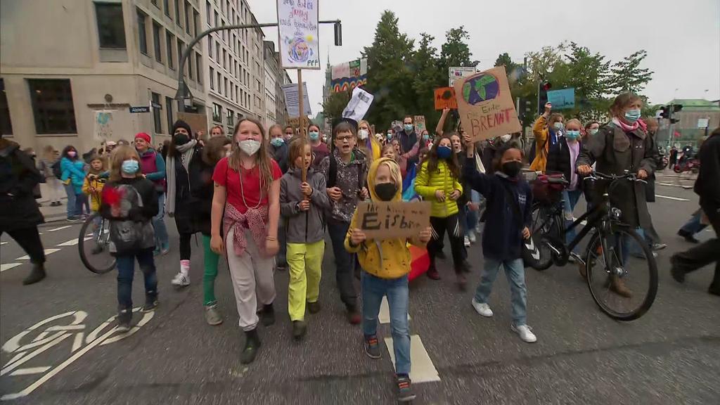 „Wir sind hier, wir sind laut, weil ihr uns die Zukunft klaut“ ruft eine Gruppe Grundschüler beim Protestzug durch Hamburg.