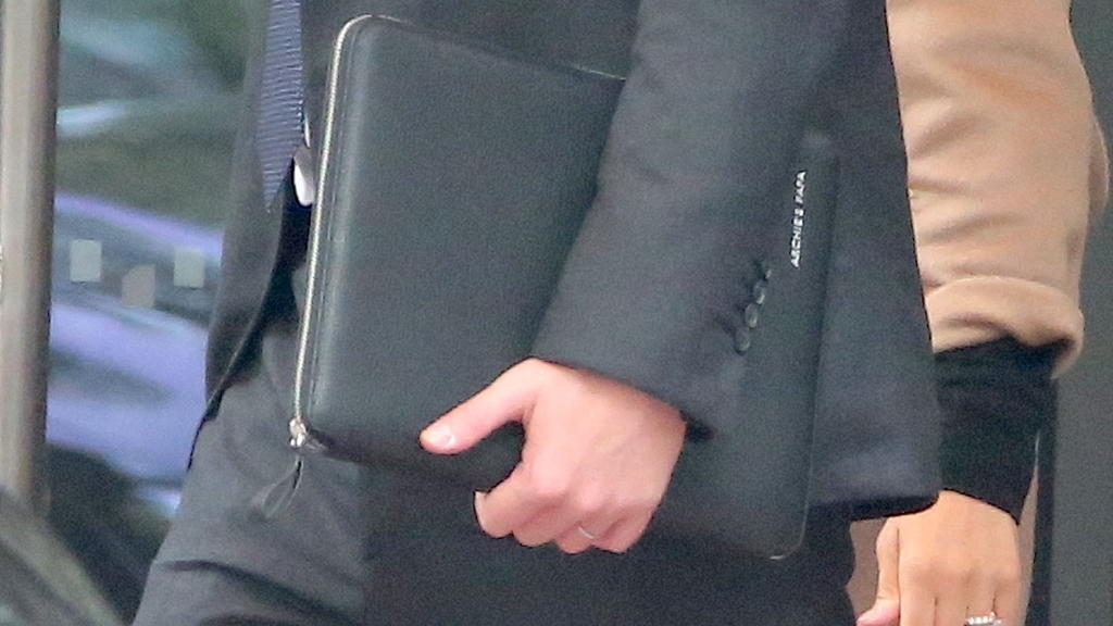 Auf der Laptoptasche von Prinz Harry ist eine ganz besondere Gravur zu sehen.