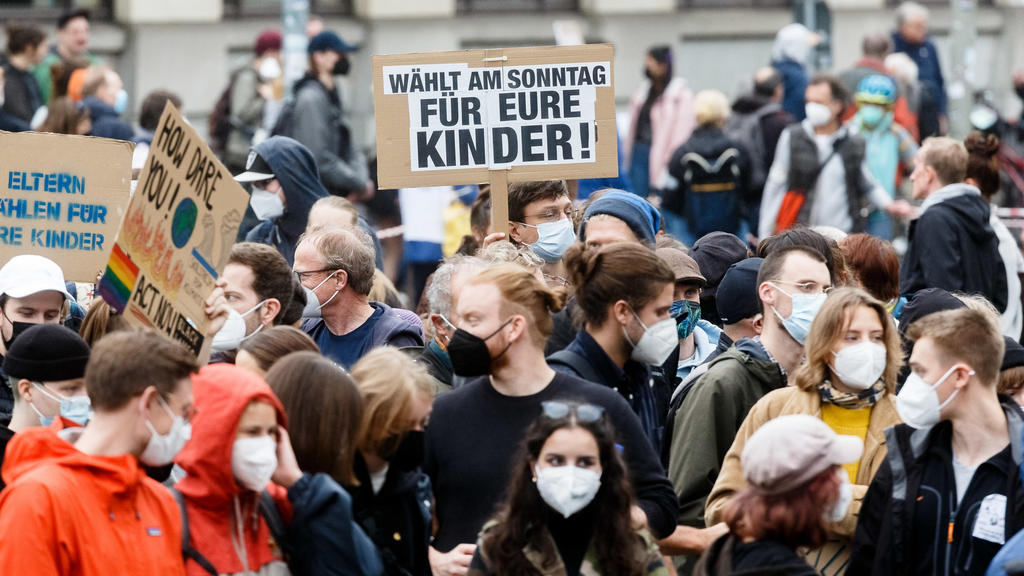 24.09.2021,: Ein Demonstrant hält auf der Klimastreikdemonstration von "Fridadys For Future" (FFF) ein Plakat mit der Aufschrift "Wählt am Sonntag für eure Kinder".