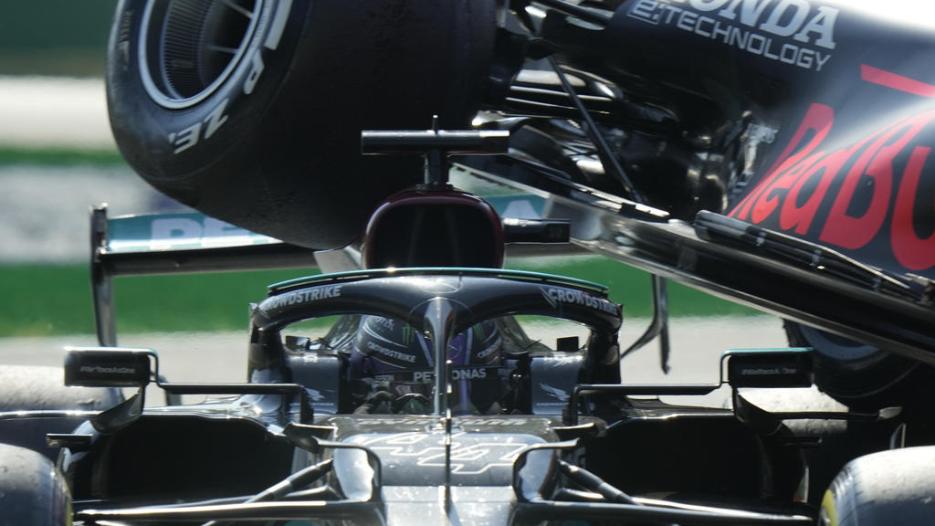 dpatopbilder - 12.09.2021, Italien, Monza: Motorsport: Formel-1-Weltmeisterschaft, Grand Prix von Italien, Rennen: Lewis Hamilton (l) aus Großbritannien vom Team Mercedes und Max Verstappen aus den Niederlanden vom Team Red Bull Racing kollidieren mi