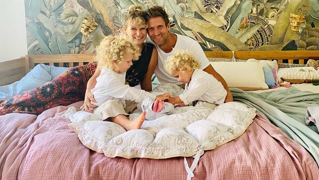 Janni Hönscheid und Peer Kusmagk mit ihren drei Kindern