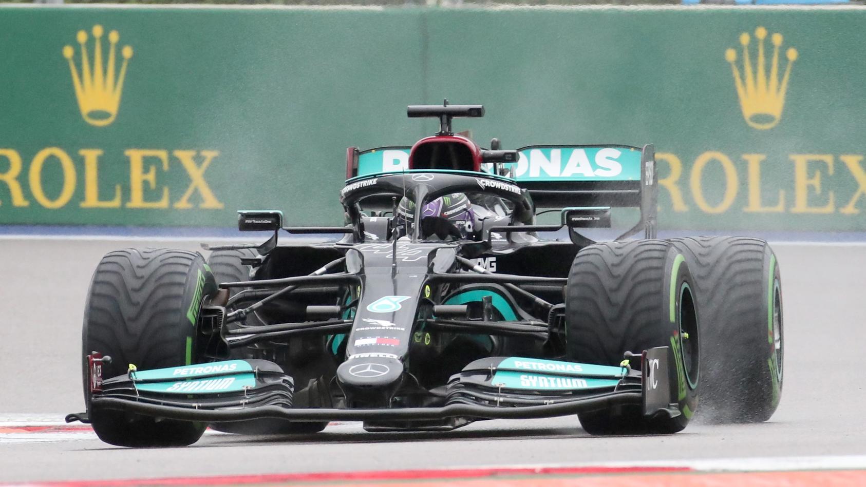 Formel 1 in Sotschi Lewis Hamilton am Boden