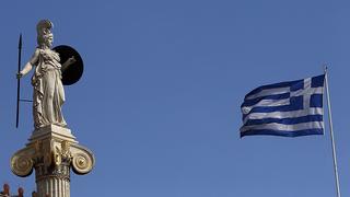 epa03137018 A Greek flag flies next to a statue of the ancient goddess 'Pallas Athena' on the roof of the Academy building in central Athens, Greece, 08 March 2012. Greece was racing against the clock on 08 March 2012 to get enough private investors to participate in a crucial debt swap to pave the way for the release of a new 130-billion-euro (171-billion dollar) bailout and avoid bankruptcy. The deadline for investors to sign up to the deal is 2000 GMT. If it goes ahead it will reduce the 206 billion euros of privately held Greek debt by 53.5 per cent. EPA/SIMELA PANTZARTZI  +++(c) dpa - Bildfunk+++