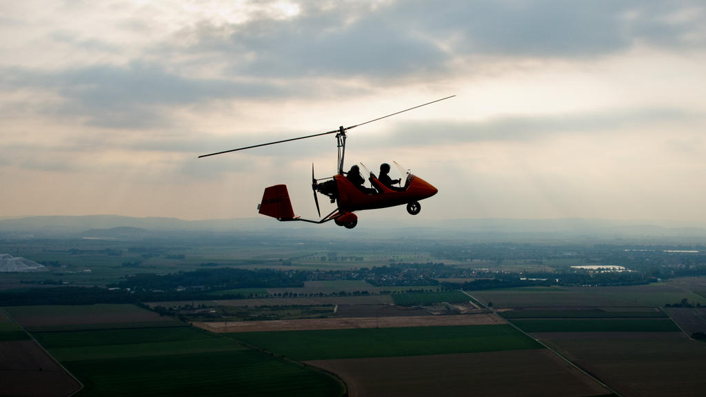 Ein Ultraleichtflugzeug Gyrocopter fliegt am 04.09.2014 über Felder nördlich von Hildesheim (Niedersachsen)