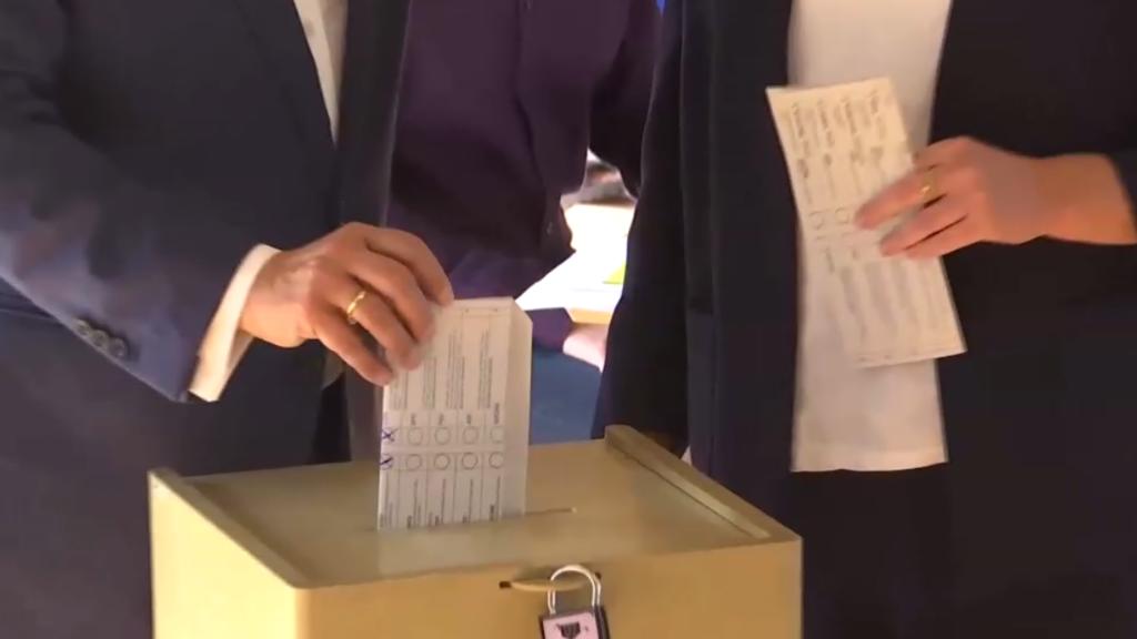 Armin Laschet zeigt beide Kreuze bei seiner Wahl.