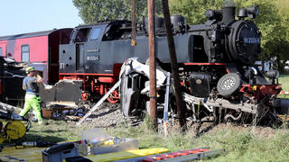 26.09.2021, Mecklenburg-Vorpommern, Wittenbeck: Nach der Kollision der Kleinbahn Molli mit einem Wohnmobil erfolgen die Bergungsarbeiten für die Fahrzeuge. Bei dem Unfall wurden die beiden Insassen des Wohnmobils schwer verletzt. Das Wohnmobil wurde etwa 50 Meter mitgeschleift und in zwei Teile zerrissen. Foto: Bernd Wüstneck/dpa-Zentralbild/dpa +++ dpa-Bildfunk +++