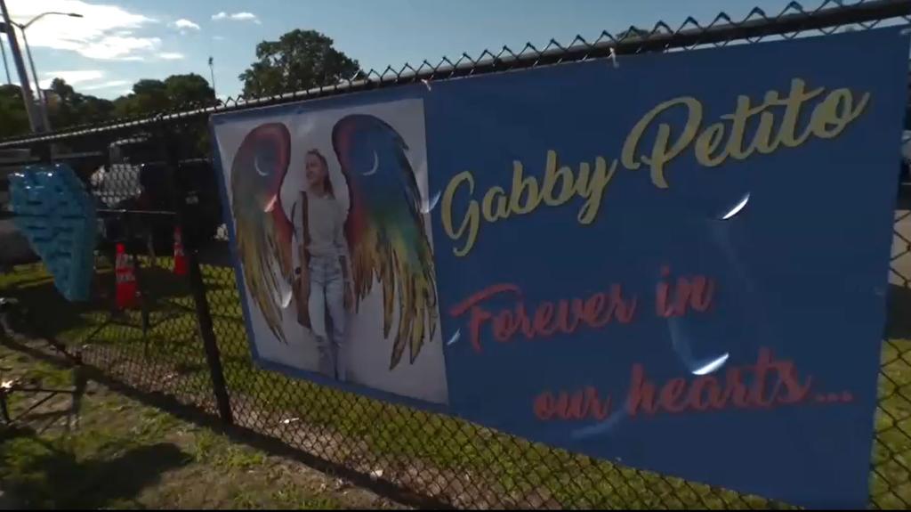 Dieses Banner hing vor der Halle.