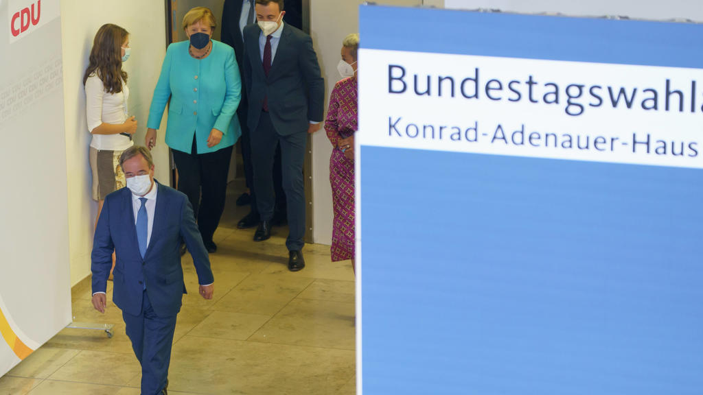 CDU - Wahlabend Bundestagswahl 2021 - Konrad-Adenauer-Haus in Berlin - Armin Laschet mit Bundeskanzlerin Angela Merkel auf dem Weg zu seinem ersten Statement nach Bekanntgabe erster PrognosenCDU - Wahlabend Bundestagswahl 2021 - Konrad-Adenauer-Haus