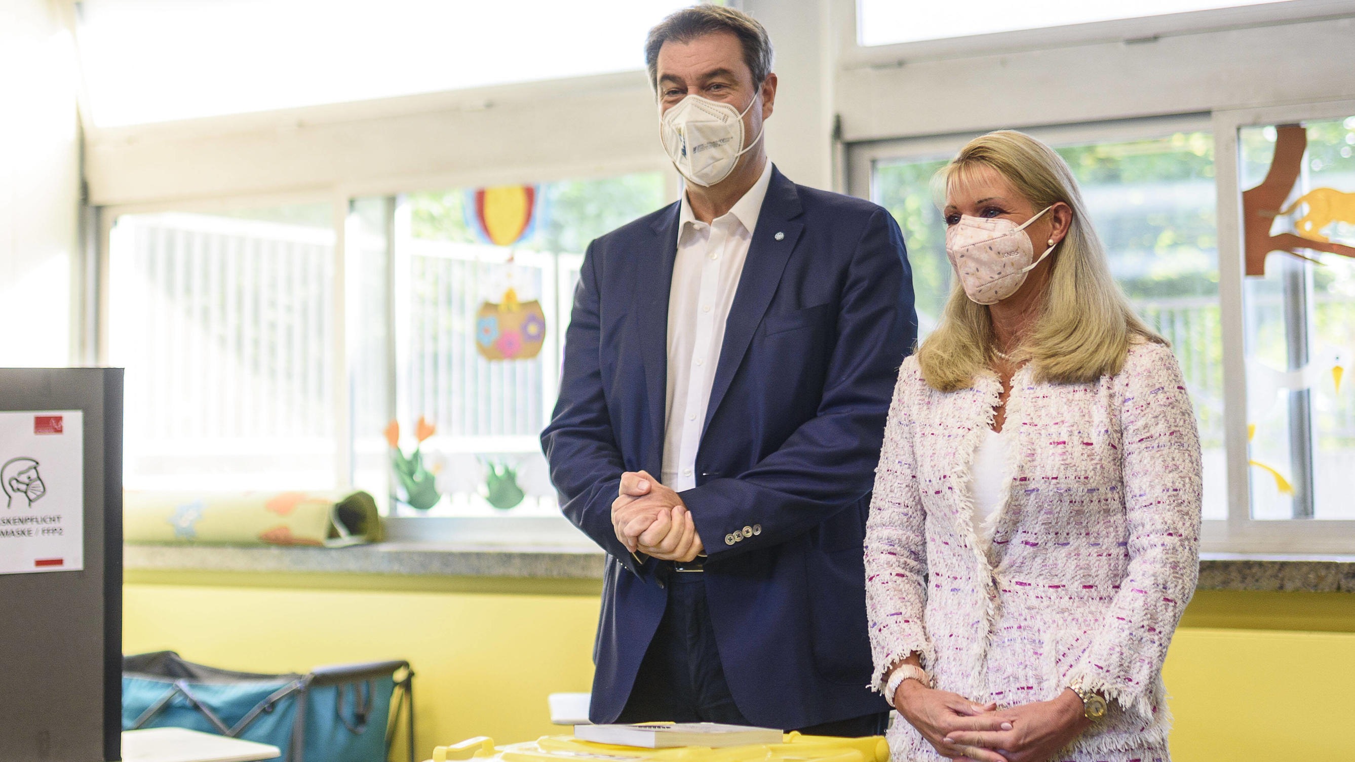  Markus Söder mit Ehefrau Karin Baumüller-Söder bei der Stimmabgabe zur Bundestagswahl 2021 in der Grundschule Theodor-Billroth-Schule. Nürnberg, 26.09.2021 *** Markus Söder with wife Karin Baumüller Söder casting his vote for the 2021 federal electi