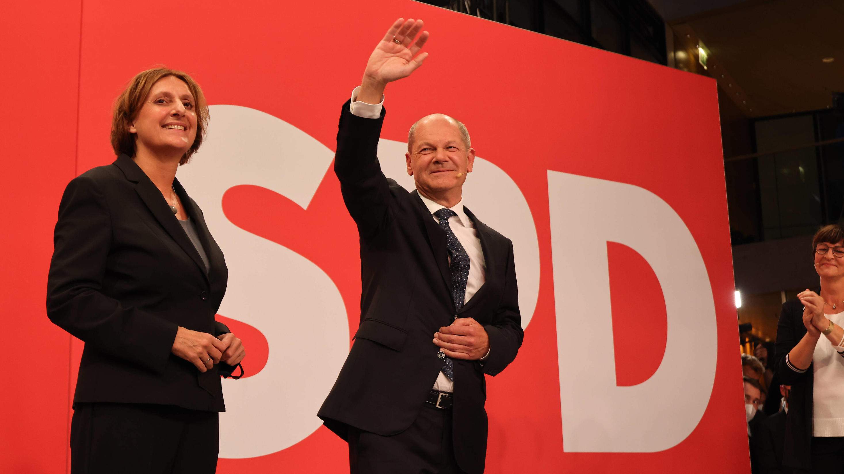  SPD Scholz Wahlabend 26.09.2021, Germany, Berlin, Willy Branbdt Haus , Wahlabend, Olaf Scholz und Ehefrau Britta Ernstmit einer ersten Stellungnahme Berlin Berlin Germany *** SPD Scholz election evening 26 09 2021, Germany, Berlin, Willy Brandt Haus