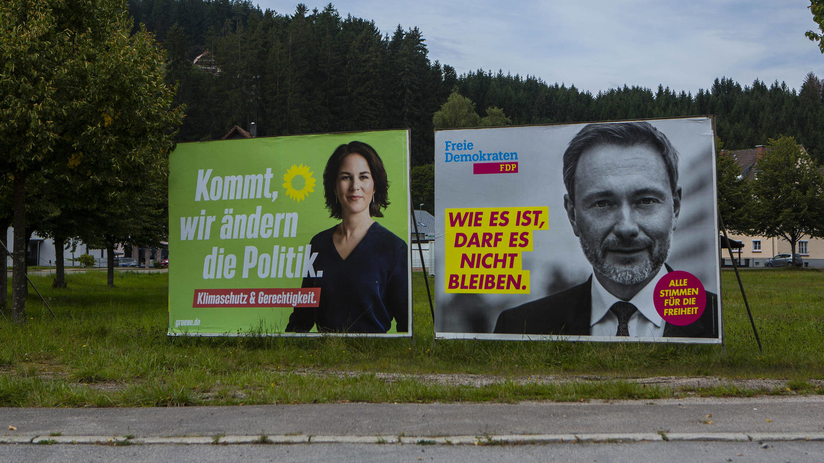  Wahlplakate zur Bundestagswahl im September 2021 sind in Baiersbronn  Landkreis Freudenstadt Baden-Württemberg  zu sehen. Die Grünen Annalena Baerbock Kommt, wir ändern die Politik FDP Christian Lindner Wie es ist, darf es nicht bleiben Wahlplakate 