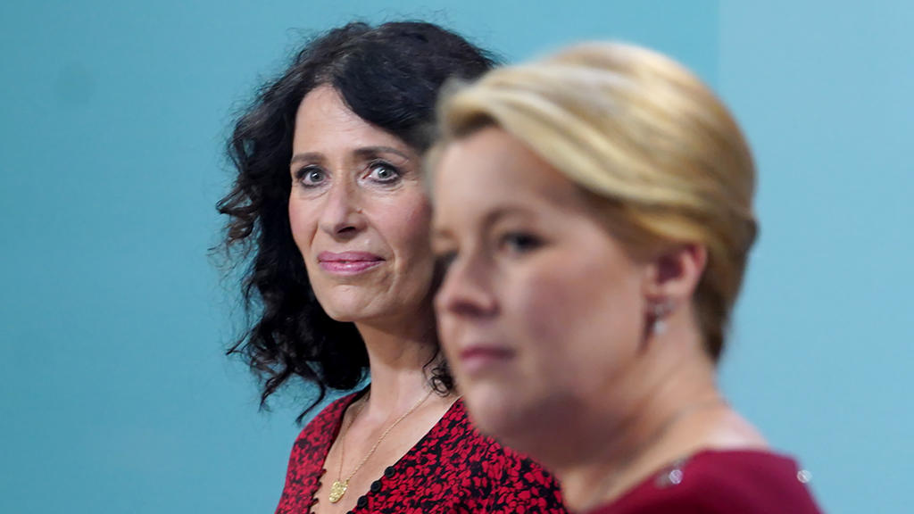 26.09.2021, Berlin: Bettina Jarasch (l), Spitzenkandidatin der Berliner Grünen, und Franziska Giffey, Spitzenkandidatin der Berliner SPD, stehen bei einer TV-Runde im Studio im Abgeordnetenhaus. Foto: Jörg Carstensen/dpa +++ dpa-Bildfunk +++