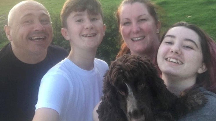Alle happy - Tegans Familie und Stevie, der sogar wieder sehen kann.