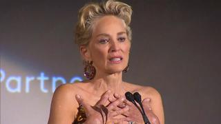 Sharon Stone nimmt Golden Icon Award entgegen.