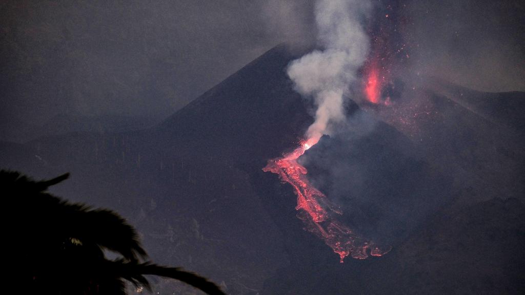 Vulkan Cumbre Vieja spuckt Lava