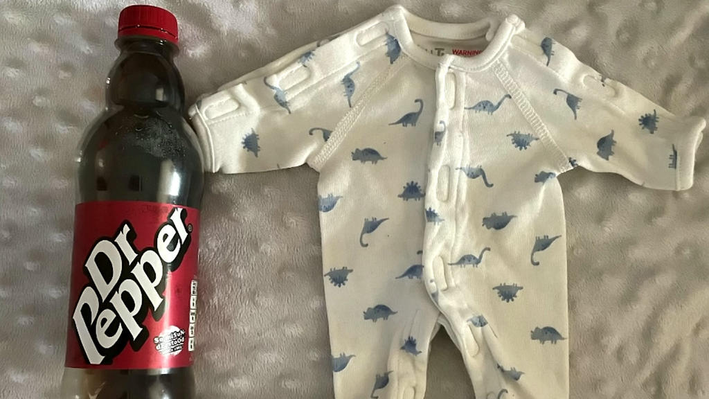 Chesters erster Strampler ist gerade mal so groß wie eine Softdrink Flasche